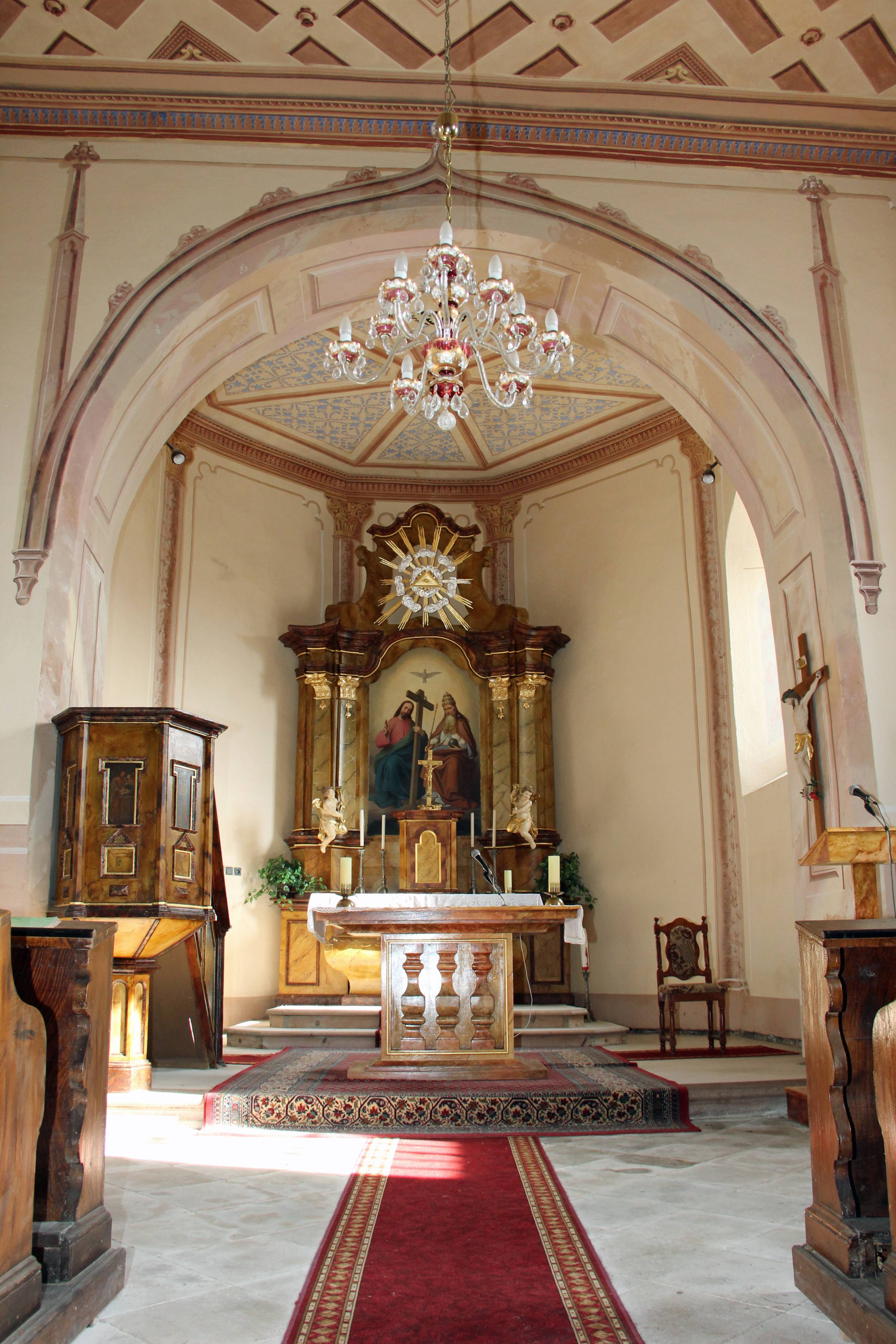 Oltář v kostele Nejsvětější trojice - Psáře.jpg