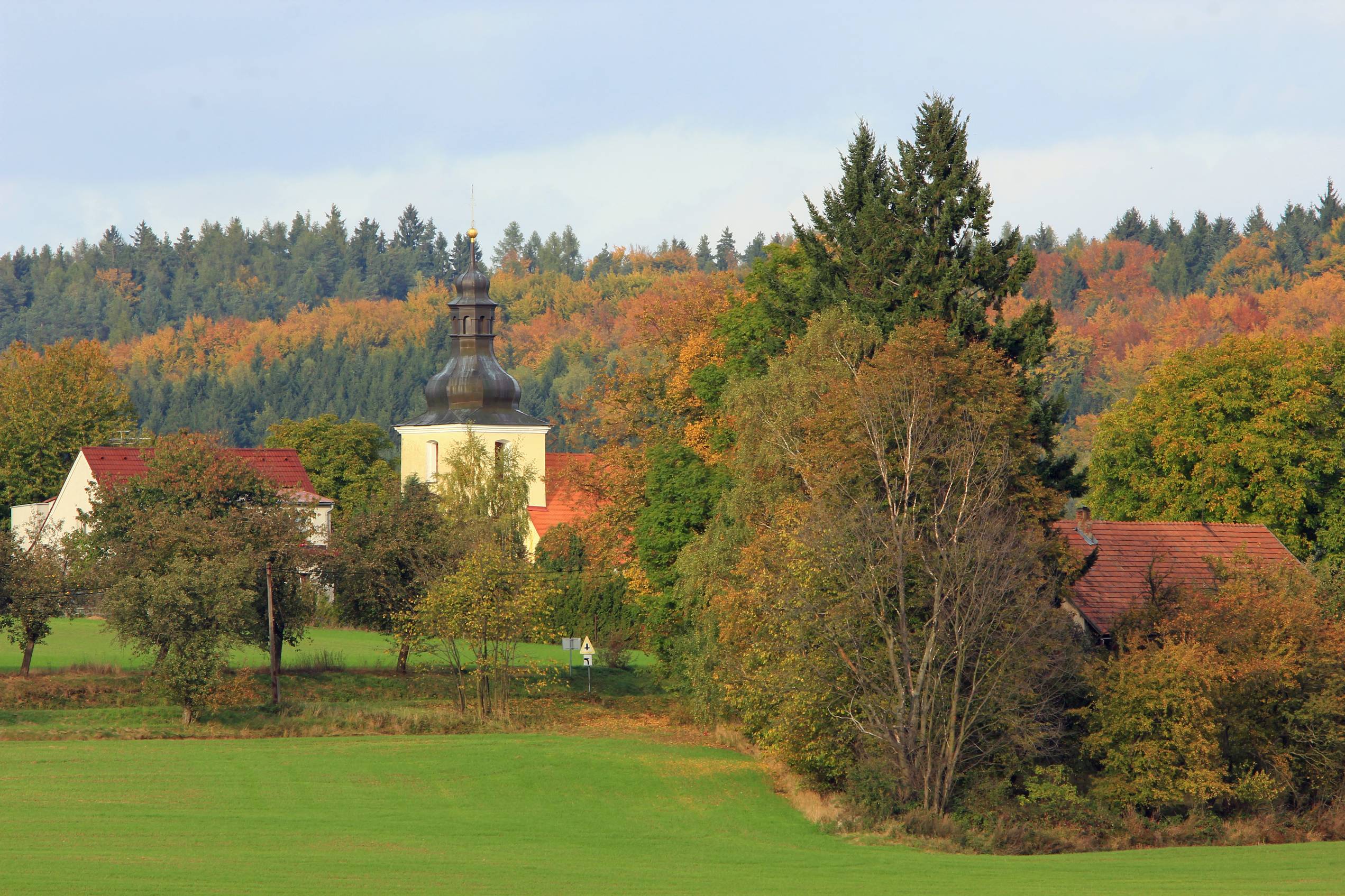 Kostel sv. Havla v Teplýšovicích - podzim.jpg